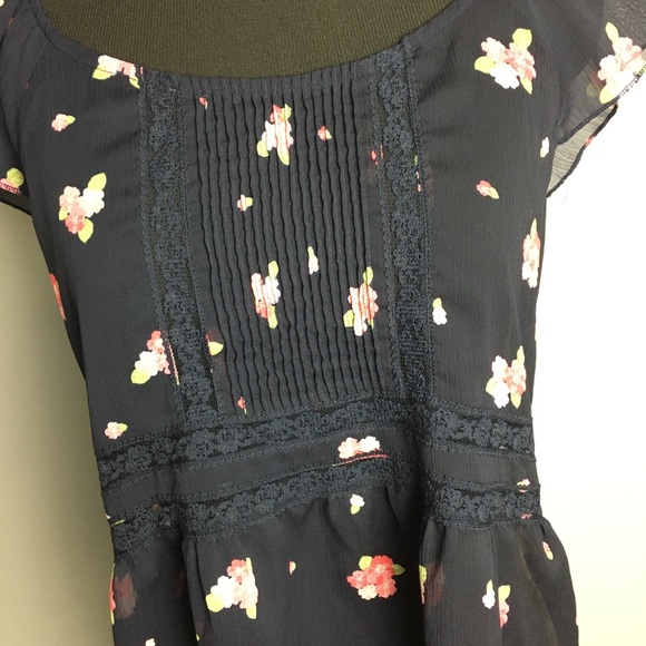 - Abercrombie Short Sleeve Blue Floral & Lac… - Picture 3 of 8